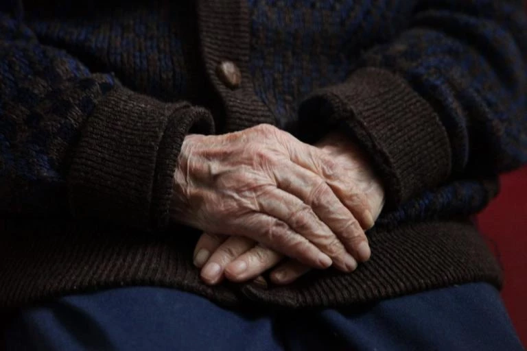 Λουκέτο στο άθλιο Γηροκομείο στον Λόφο Σκουζέ